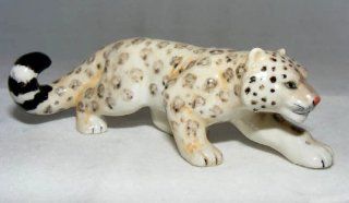 SNOW LEOPARD Hunts BIG CAT FIGURINE NEW Porcelain KLIMA L936C   Collectible Figurines