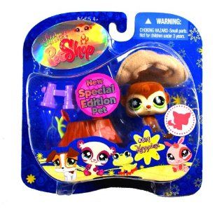 Littlest Pet Shop: Special Edition Meerkat (#819) With Binoculars, Tree Stump, Flower And Hat Action Figure: Toys & Games