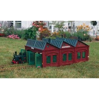 PIKO G SCALE MODEL TRAIN BUILDINGS   SONNEBERG LOCOMOTIVE SHED   62001: Toys & Games